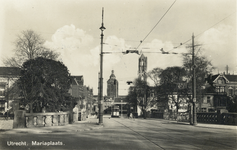 122084 Gezicht op de Willemsbrug over de Stadsbuitengracht te Utrecht, op de achtergrond de Mariaplaats met de torens ...